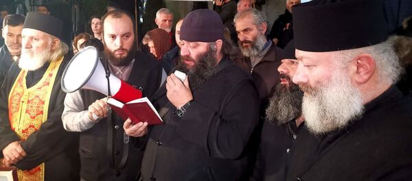 Участники акции и священнослужители у входа в кинотеатр Амирани на второй день протестов против показа фильма А потом мы танцевали в столице Грузии  - Sputnik Грузия