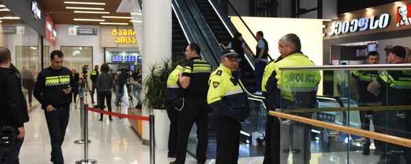 Полицейские у входа в кинотеатр Cavea в торговом центре Galleria Tbilisi на второй день протестов против показа фильма А потом мы танцевали в столице Грузии - Sputnik Грузия