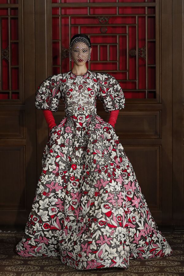Модель демонстрирует наряд из новой коллекции Valentino Haute Couture - Sputnik Грузия