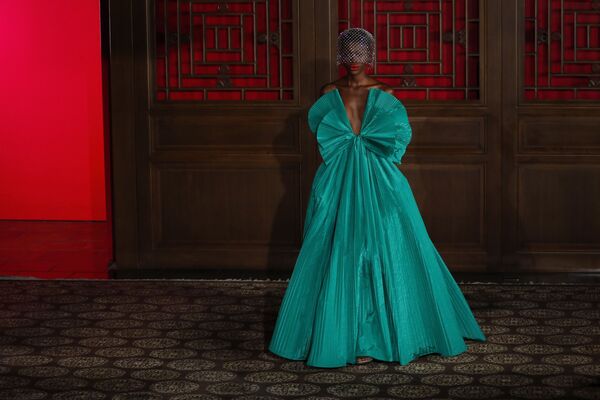 Модель представляет творение дизайнера Pierpaolo Piccioli из коллекции Valentino Haute Couture во время показа мод в Летнем дворце Аман в Пекине, Китай - Sputnik Грузия