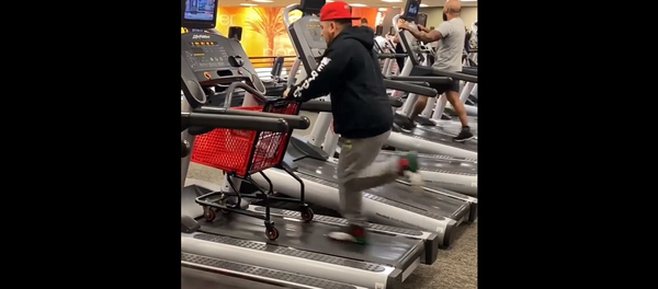 Необычная подготовка парня к Черной пятнице рассмешила Сеть – видео - Sputnik Грузия