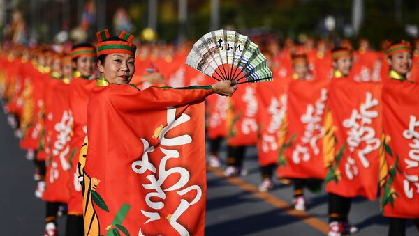 Участники празднования интронизации императора Японии накануне королевского парада в Токио  - Sputnik Грузия
