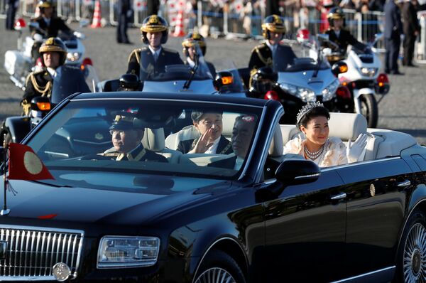 Его возглавил открытый седан премиального класса Toyota Century, в котором находились японский монарх Нарухито и его супруга Масако - Sputnik Грузия