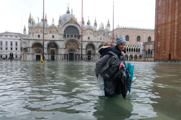 Из-за проливных дождей в Венеции началось наводнение, затопившее большую часть города - Sputnik Грузия