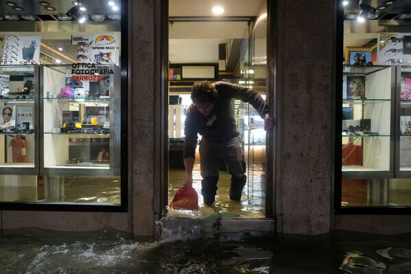 Не все магазины и лавки могут продолжить работать из-за потопа, многие продавцы пытаются спасти товар - Sputnik Грузия