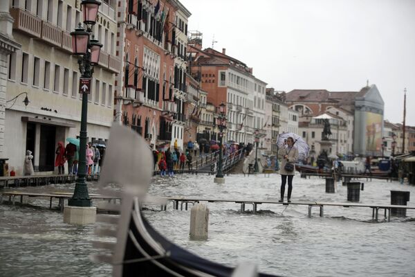 Уровень поднявшейся воды в Венеции превысил отметку в 145 сантиметров от условной нулевой точки - Sputnik Грузия