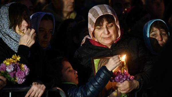 Православные верующие с иконами и свечами на Метехском мосту. Как в Грузии отметили День памяти 100 тысяч мучеников - Sputnik Грузия