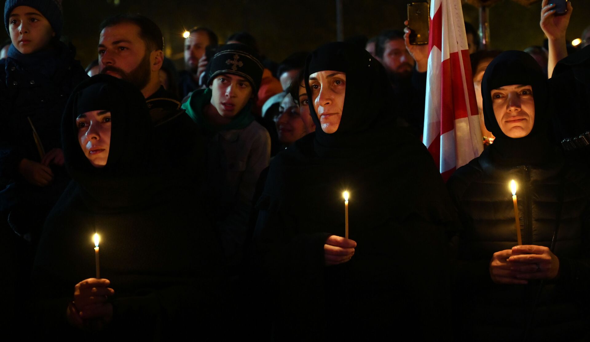 Монахини с горящими свечами на Метехском мосту. Как в Грузии отметили День памяти 100 тысяч мучеников - Sputnik Грузия, 1920, 17.06.2022