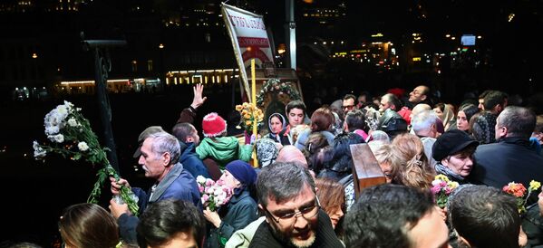 В этот день тысячи верующих  с иконами, свечами и цветами собираются на Метехском мосту в центре грузинской столицы - Sputnik Грузия