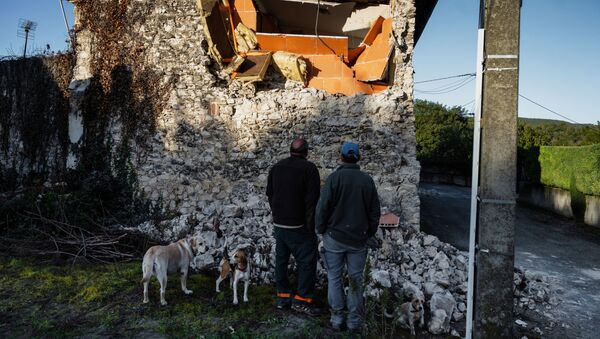 Люди осматривают последствия землетрясения в квартале Рувьер в Ле-Тейле на юго-востоке Франции - Sputnik Грузия