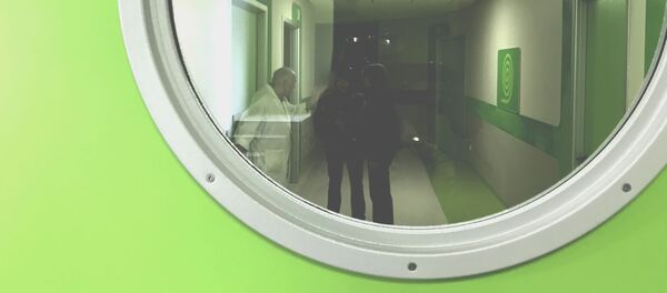 Врач в коридоре больницы разговаривает с пациентами - Sputnik Грузия