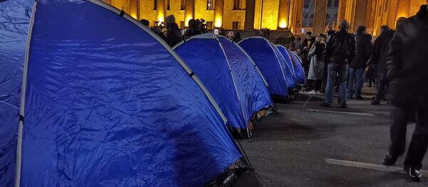 Палатки на акции протеста у здания парламента Грузии 14 ноября 2019 года - Sputnik Грузия