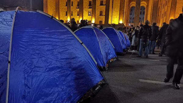 Палатки на акции протеста у здания парламента Грузии 14 ноября 2019 года - Sputnik Грузия