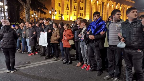 Участники антиправительственной акции протеста у здания парламента Грузии вечером 14 ноября - Sputnik Грузия