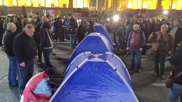 Как митингующие установили палатки на проспекте Руставели в центре столицы Грузии - видео - Sputnik Грузия