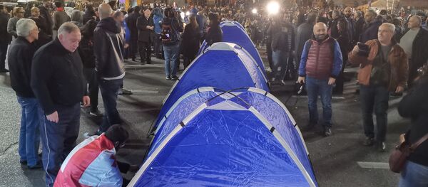 მომიტინგეებმა რუსთაველის გამზირზე კარვები გაშალეს - ვიდეო - Sputnik საქართველო