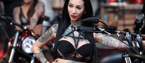 Модели на Международной Брюссельской конвенции татуировок в Брюсселе, Бельгия - Sputnik Грузия