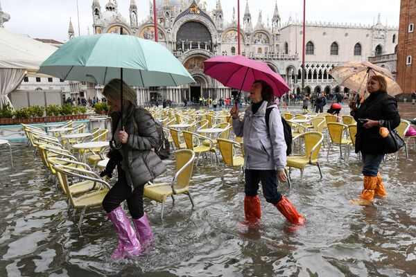 Туристы на площади Сан-Марко во время наводнения в Венеции - Sputnik Грузия