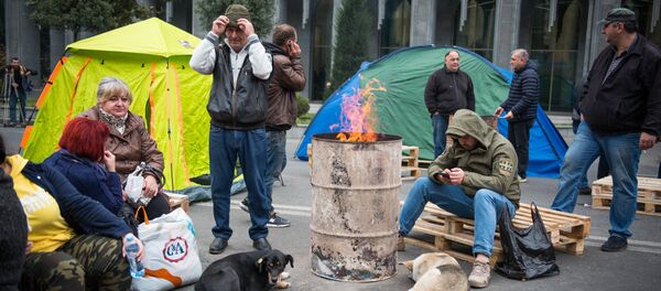 Установленные палатки на акции протеста у здания парламента Грузии - Sputnik Грузия