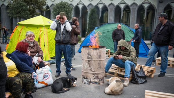 Установленные палатки на акции протеста у здания парламента Грузии - Sputnik Грузия