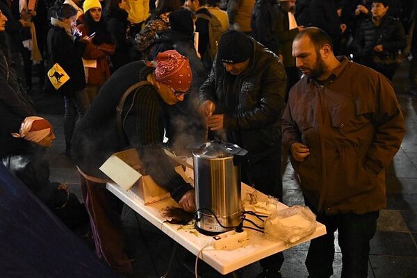 Протестующим предлагают чай или кофе, чтобы согреться - Sputnik Грузия