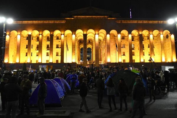 До тысячи человек побывали на второй день акции у здания парламента Грузии - Sputnik Грузия