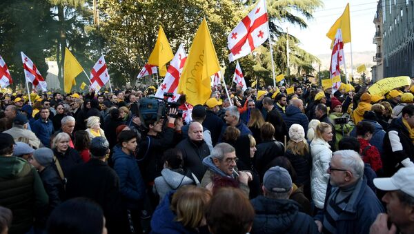 Антиправительственная акция протеста у здания парламента Грузии 17 ноября 2019 - Sputnik Грузия
