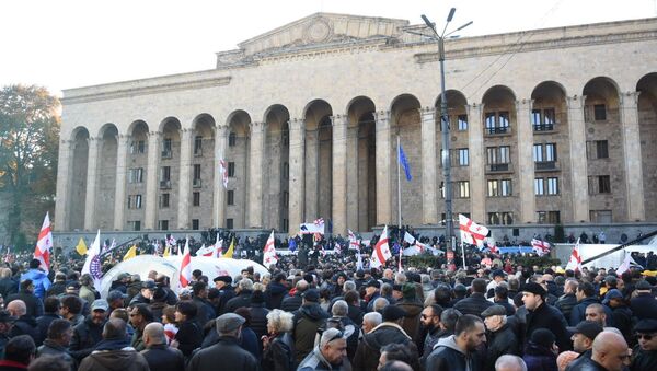 Антиправительственная акция протеста у здания парламента Грузии 17 ноября 2019 - Sputnik Грузия