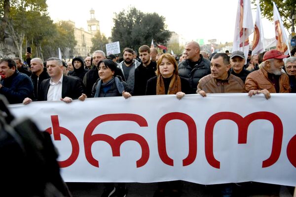 Активисты Альянса патриотов прошли по проспекту Руставели до оперного театра, не вступая в контакт с митингующими перед парламентом - Sputnik Грузия