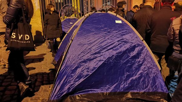 Установленная палатка на антиправительственной акции протеста у здания парламента Грузии 17 ноября 2019 - Sputnik Грузия