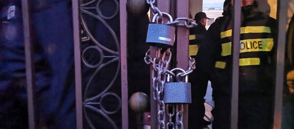 Закрытые на замок ворота здания парламента Грузии 17 ноября 2019 - Sputnik Грузия