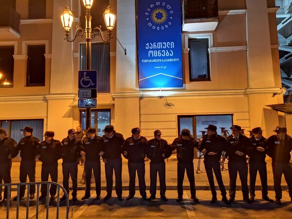 В целях безопасности к офису Грузинской мечты была стянута полиция - Sputnik Грузия