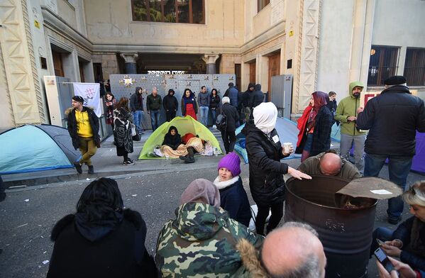 Митингующие разбили палатки прямо у входа в здание, через который входят депутаты и сотрудники высшего законодательного органа страны - Sputnik Грузия