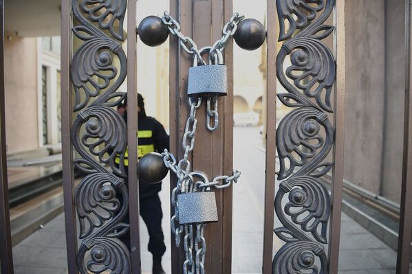 Все входы в парламент взяты под усиленную охрану. Железные ворота, через которые машины въезжают во двор парламента, закрыты на замок - Sputnik Грузия