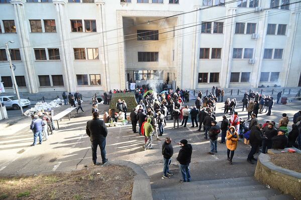 Митингующие пообещали, что не впустят в здание депутатов правящей партии Грузинская мечта - Sputnik Грузия
