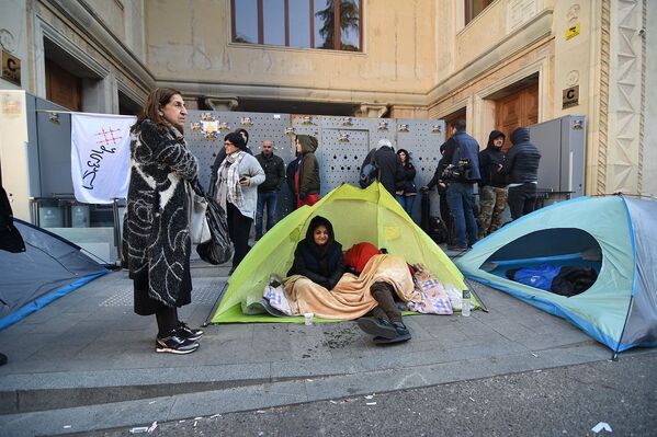 Те сторонники оппозиции, кто устал, отдыхают тут же в палатках - Sputnik Грузия
