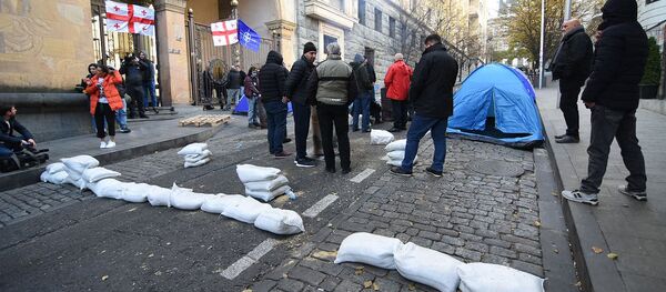 პარლამენტისკენ მიმავალი გზები კარვებითა და ქვიშის ტომრებით გადაკეტეს - Sputnik საქართველო