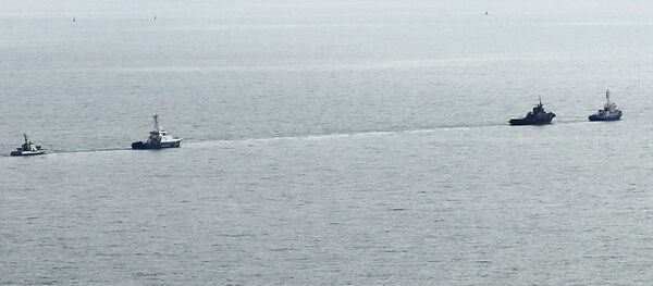Буксировка задержанных украинских катеров и буксира из порта Керчи - Sputnik Грузия