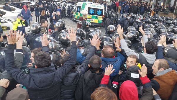 Протестующие и спецназ у здания парламента Грузии. Акция протеста оппозиции 18 ноября - Sputnik Грузия