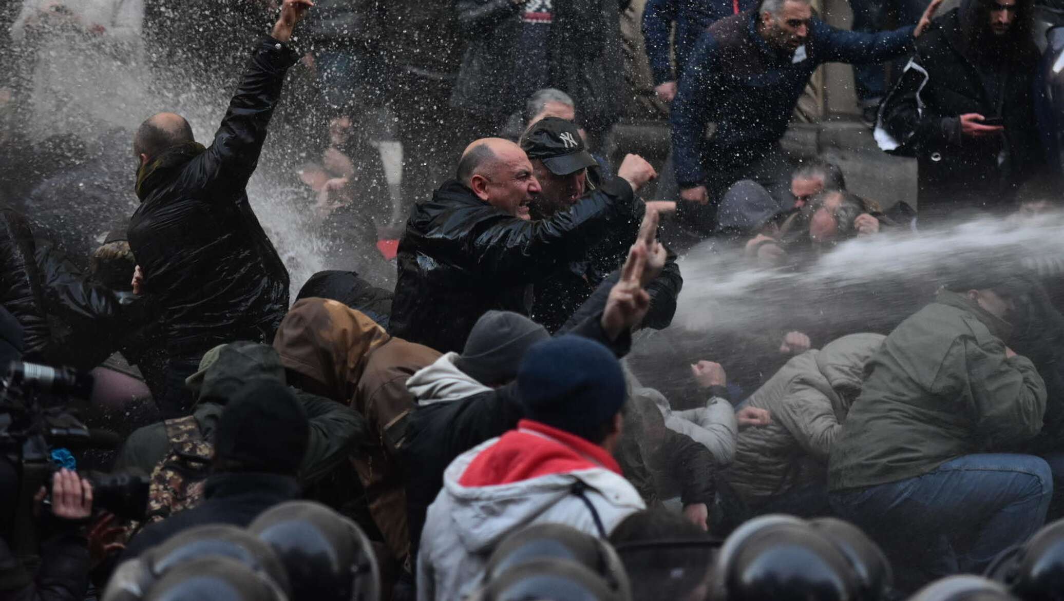 10 ноября 2007. Протесты с Тбилиси 2007. Грузия 2007 революция. Протесты в Тбилиси. Тбилиси разгон демонстрантов.