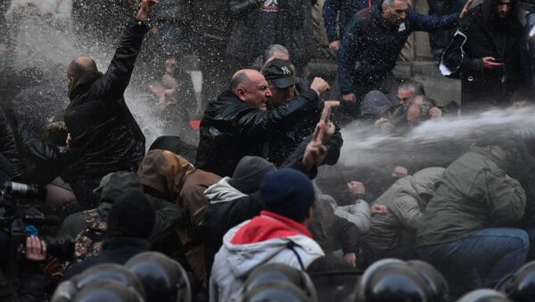 Протестующие и спецназ у здания парламента Грузии. Акция протеста оппозиции 18 ноября - Sputnik Грузия