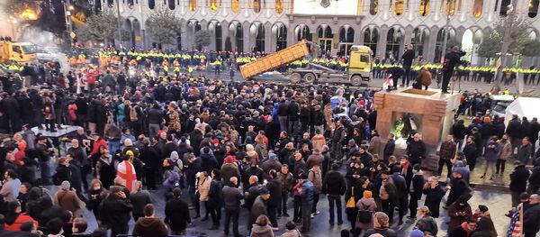 Представители городских служб освобождают проспект Руставели от палаток и мешков с песком. Акция протеста оппозиции 18 ноября - Sputnik Грузия