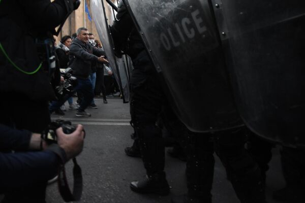 Противостояние на проспекте Руставели продолжалось недолго, и спецназ вытеснил митингующих и оттуда, оттеснив их в сторону площади Свободы на тротуар - Sputnik Грузия
