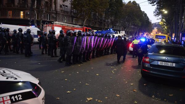 Спецназ на проспекте Руставели во время полицейской операции. С проспекта убирают палатки митингующих. Акция протеста оппозиции 18 ноября - Sputnik Грузия