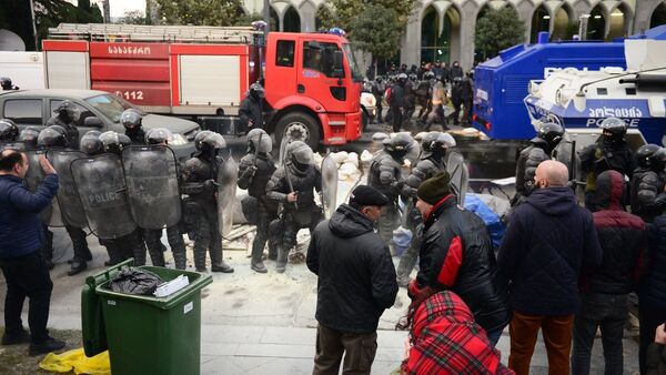 С помощью спецназа территорию у парламента Грузии освободили от палаток и баррикад - видео - Sputnik Грузия