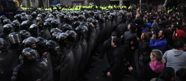 Протестующие и спецназ на проспекте Руставели во время полицейской операции. С проспекта убирают палатки митингующих. Акция протеста оппозиции 18 ноября - Sputnik Грузия