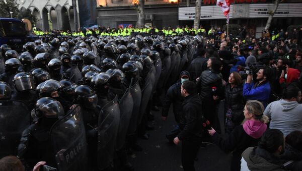 Протестующие и спецназ на проспекте Руставели во время полицейской операции. С проспекта убирают палатки митингующих. Акция протеста оппозиции 18 ноября - Sputnik Грузия