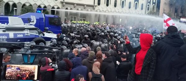 Полиция применила водомет для расчистки проспекта Руставели от палаток оппозиции - видео - Sputnik Грузия
