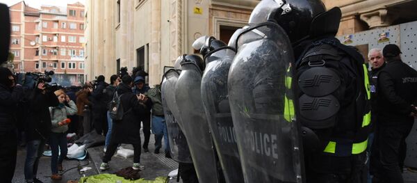 Спецназ и полиция у верхнего входа в здание парламента. Акция протеста оппозиции 18 ноября Спецназ и полиция у верхнего входа в здание парламента. Акция протеста оппозиции 18 ноября - Sputnik Грузия