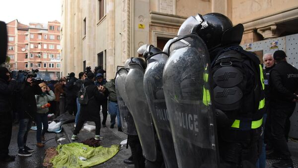 Спецназ и полиция у верхнего входа в здание парламента. Акция протеста оппозиции 18 ноября - Sputnik Грузия